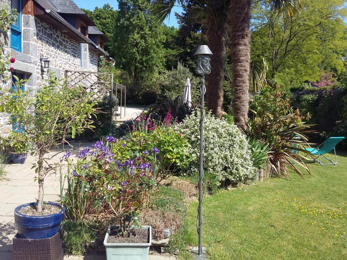 Les Petites Chapelles Bed & Breakfast Saint-Pierre-de-Plesguen Exterior foto